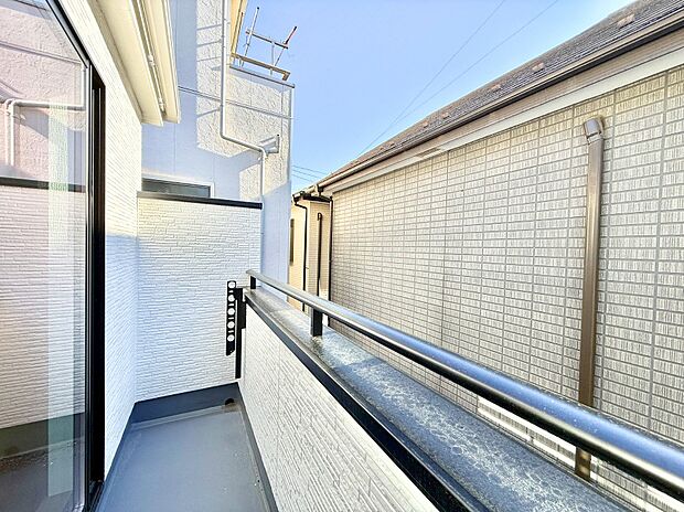 【バルコニー】■ 季節の移ろいを感じられる開放的な空間です