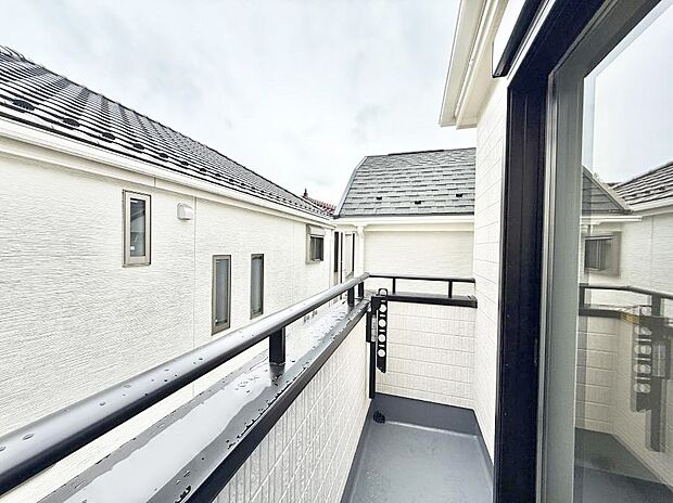 【バルコニー】■ 朝のコーヒーや夜の星空を楽しむ、癒しの場所