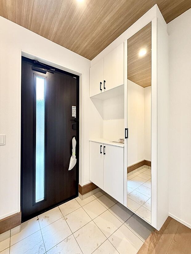 【玄関】■ 家族やゲストをやさしく迎える、心地よい空間