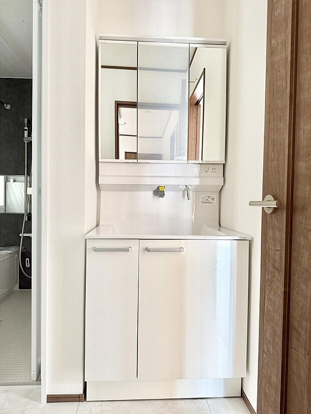 【洗面台・洗面所】■明るい洗面所は毎朝の歯磨きも楽しくできちゃいそうです♪