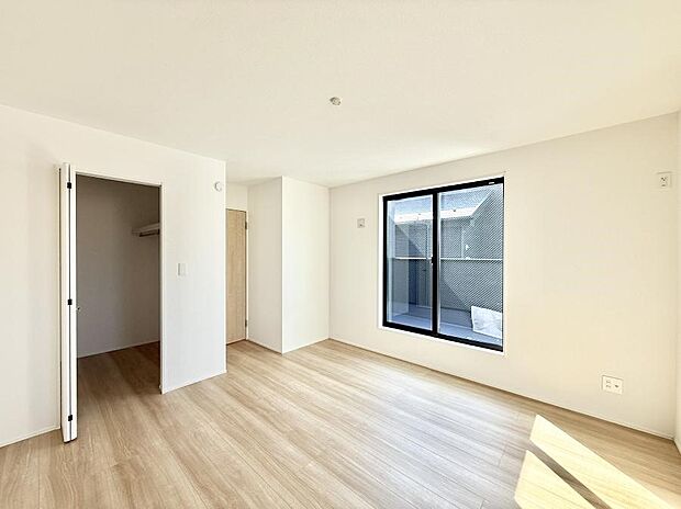 【リビング以外の居室】■落ち着いた色合いのお部屋で穏やかな時間を楽しめます