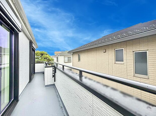 【バルコニー】■ 季節の移ろいを感じられる開放的な空間です