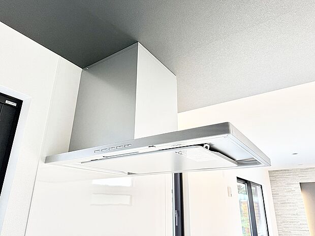【レンジフード】■調理時の蒸気や匂いが換気扇に誘導され、効率的に排煙ができます。