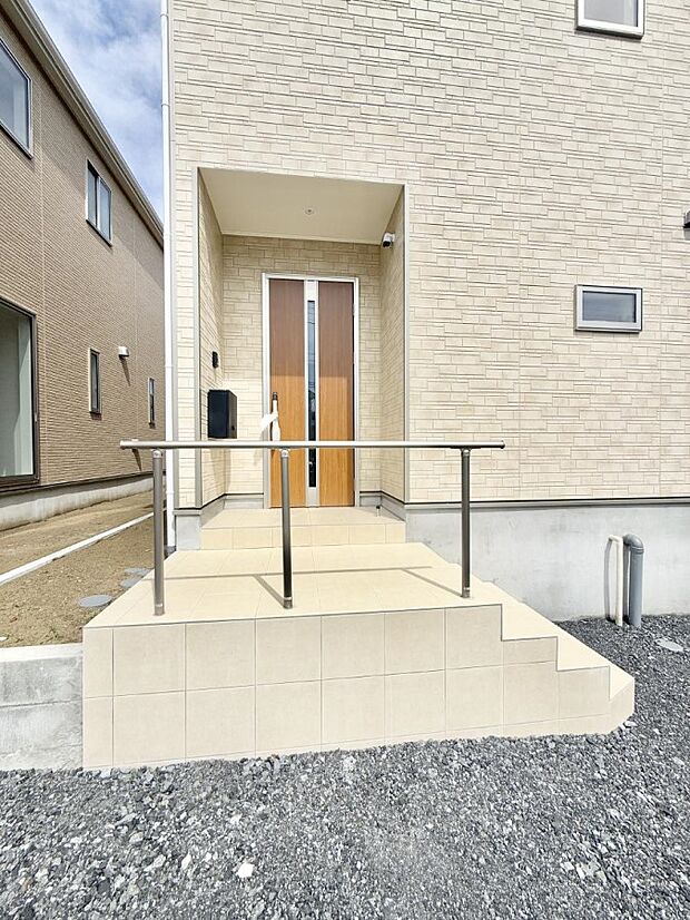 【玄関】■ 帰るたびにホッとする、安心感のある佇まい