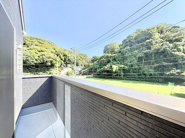 【バルコニー】■ 季節の移ろいを感じられる開放的な空間です