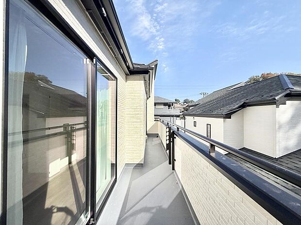 【バルコニー】■ 季節の移ろいを感じられる開放的な空間です