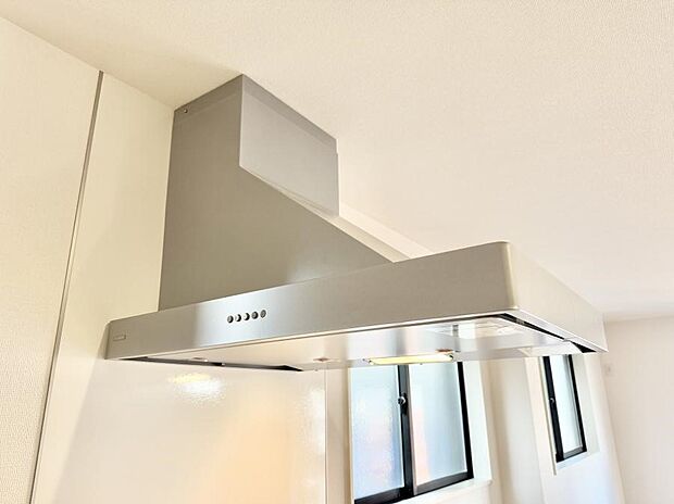 【レンジフード】■調理時の蒸気や匂いが換気扇に誘導され、効率的に排煙ができます。