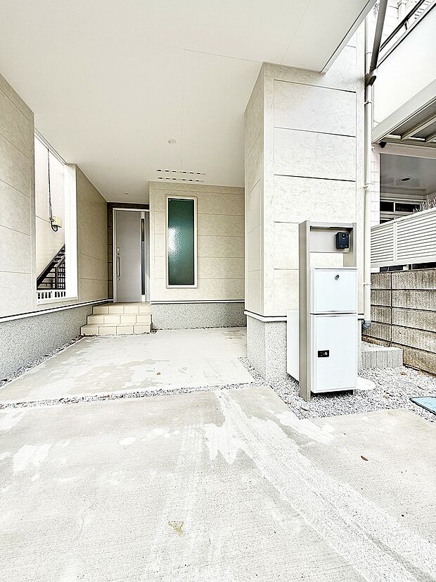 【玄関】■ シンプルで美しく、住まいの第一印象を彩る玄関です