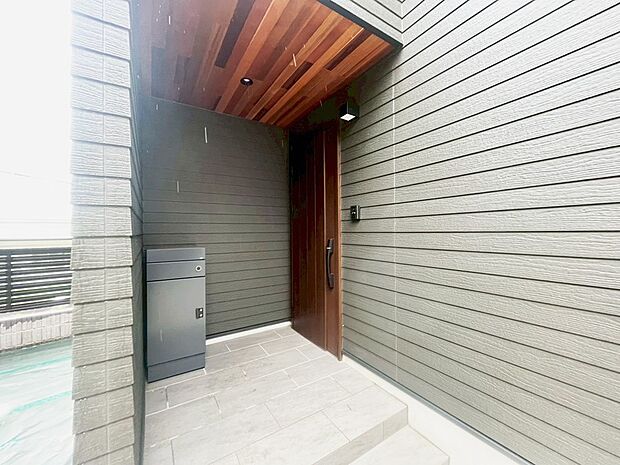 【玄関】■ 帰るたびにホッとする、安心感のある佇まい