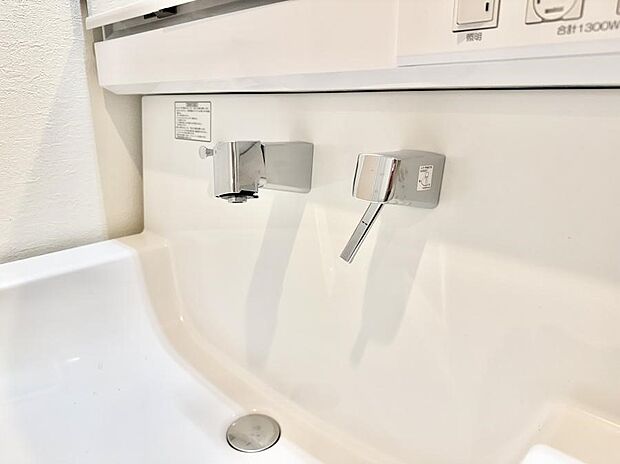 【ハンドシャワー付洗面台】■細かい部分まで洗いやすく便利なハンドシャワー付き