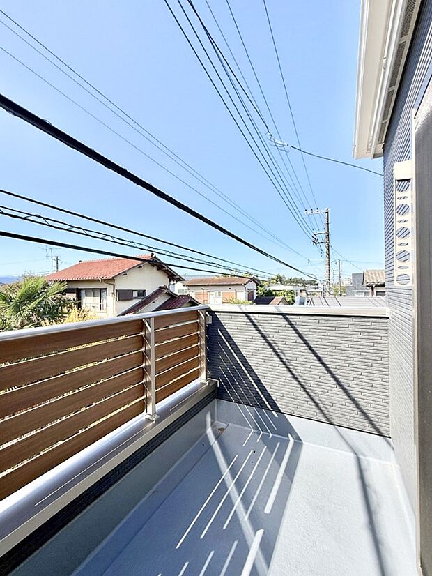 【バルコニー】■ 朝のコーヒーや夜の星空を楽しむ、癒しの場所