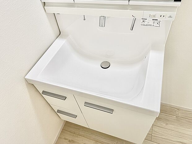 【ハンドシャワー付洗面台】■細かい部分まで洗いやすく便利なハンドシャワー付き