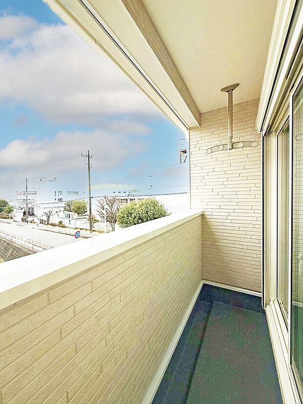 【バルコニー】■ 季節の移ろいを感じられる開放的な空間です