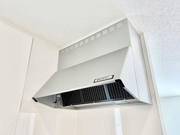 【レンジフード】■調理時の蒸気や匂いが換気扇に誘導され、効率的に排煙ができます。