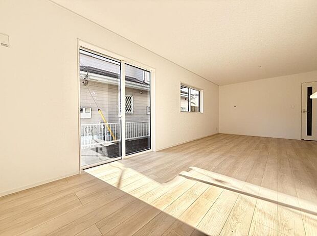 【リビング】■光と風を感じる、リラックスできる空間