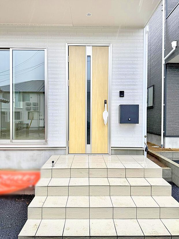 【玄関】■ シンプルで美しく、住まいの第一印象を彩る玄関です