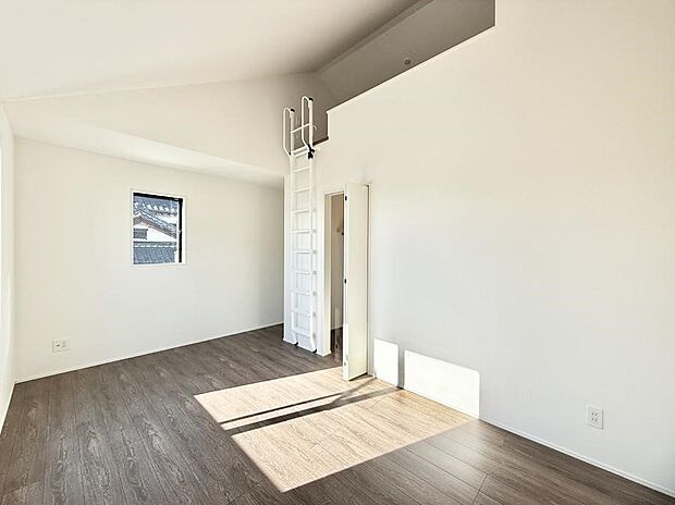 【寝室】■シンプルな空間で、収納付きベッドやデスクなど、多機能な家具を活用しやすいです