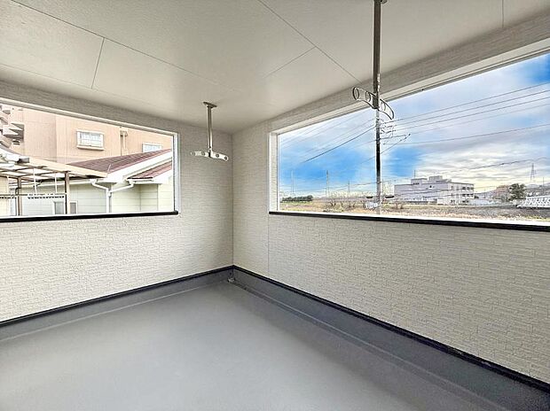 【バルコニー】■ 心地よい風と光を感じる、くつろぎのバルコニー