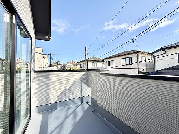 【バルコニー】■ 季節の移ろいを感じられる開放的な空間です