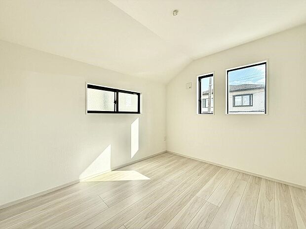 【リビング以外の居室】■落ち着いた色合いのお部屋で穏やかな時間を楽しめます