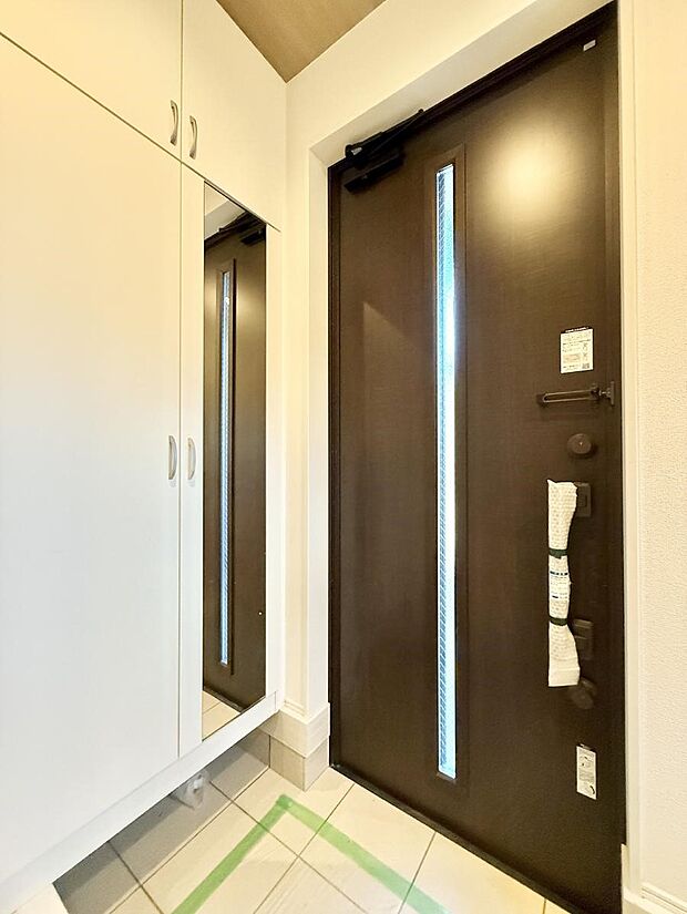 【玄関】■ 毎日を気持ちよく迎える、明るく温もりのある玄関