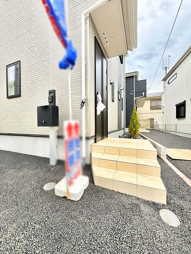 【玄関】■ シンプルで美しく、住まいの第一印象を彩る玄関です