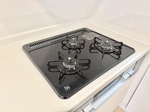 【3口ガスコンロ】■一度に多くの料理ができ便利で効率的