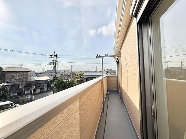 【バルコニー】■ 心地よい風と光を感じる、くつろぎのバルコニー