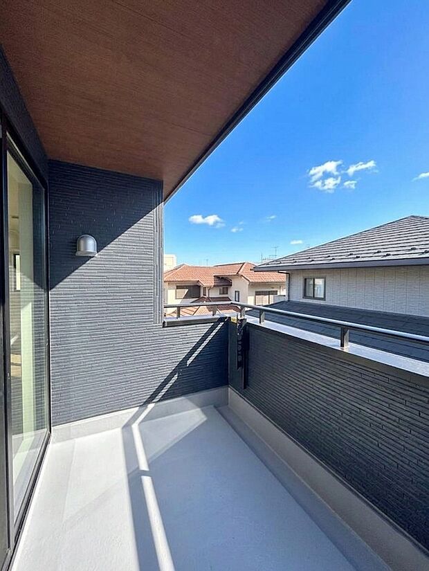 【バルコニー】■ 朝のコーヒーや夜の星空を楽しむ、癒しの場所