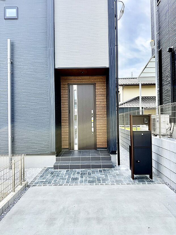 【玄関】■ シンプルで美しく、住まいの第一印象を彩る玄関です