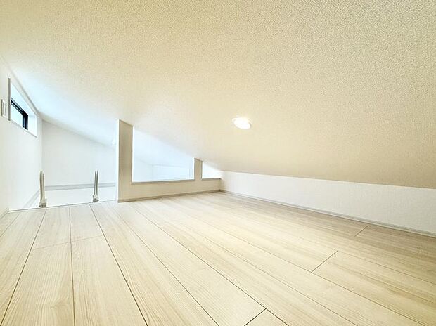 【リビング以外の居室】■落ち着いた色合いのお部屋で穏やかな時間を楽しめます