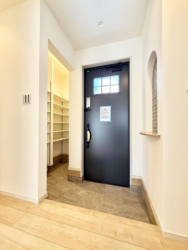 【玄関】■ 家族やゲストをやさしく迎える、心地よい空間