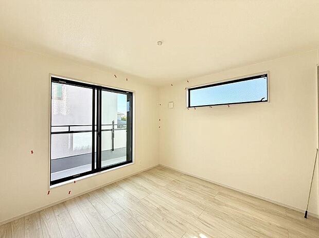 【寝室】■シンプルな空間で、収納付きベッドやデスクなど、多機能な家具を活用しやすいです