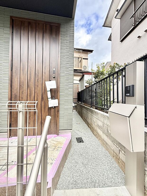 【玄関】■ シンプルで美しく、住まいの第一印象を彩る玄関です