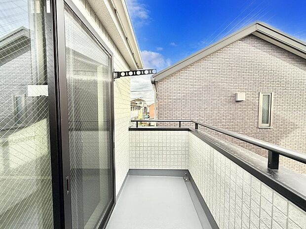 【バルコニー】■ 季節の移ろいを感じられる開放的な空間です