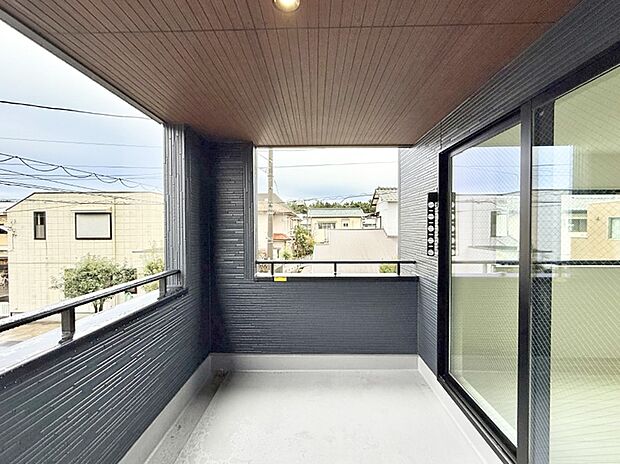 【バルコニー】■ 季節の移ろいを感じられる開放的な空間です