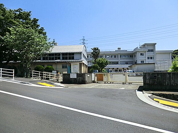横須賀市立粟田小学校（約961m・徒歩13分）