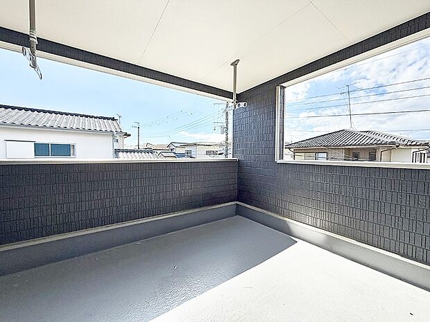 【バルコニー】■ 心地よい風と光を感じる、くつろぎのバルコニー