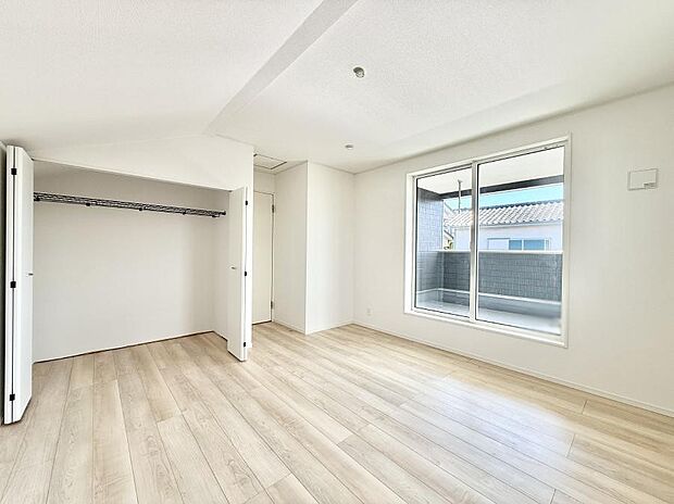 【リビング以外の居室】■清潔感あふれるお部屋で毎日を快適に過ごせます