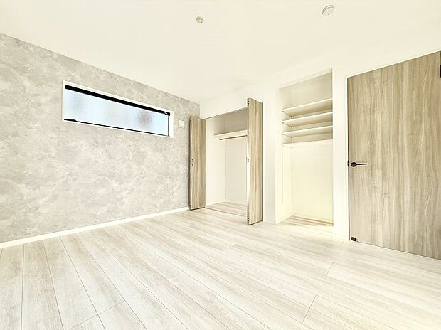 【リビング以外の居室】■落ち着いた色合いのお部屋で穏やかな時間を楽しめます