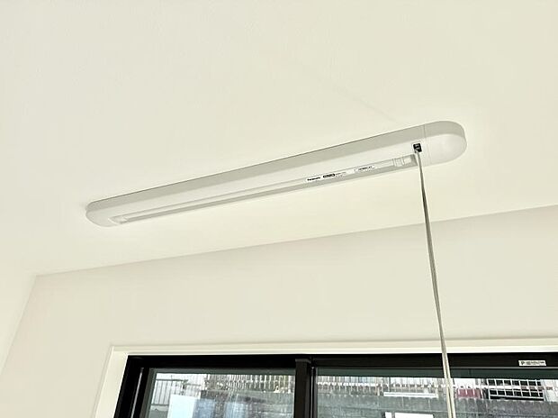 【室内物干し】■天候や時間を気にせず洗濯物を干せ、紫外線から衣類を守れます。