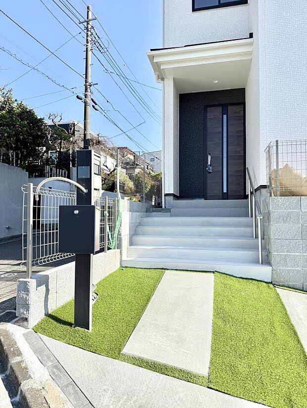 【玄関】■ 心地よい暮らしへとつながる、温かい玄関