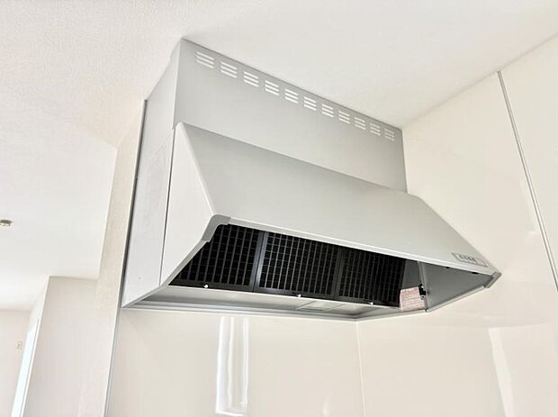 【レンジフード】■調理時の蒸気や匂いが換気扇に誘導され、効率的に排煙ができます。