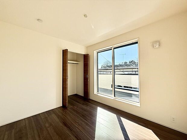 【寝室】■シンプルな空間で、収納付きベッドやデスクなど、多機能な家具を活用しやすいです