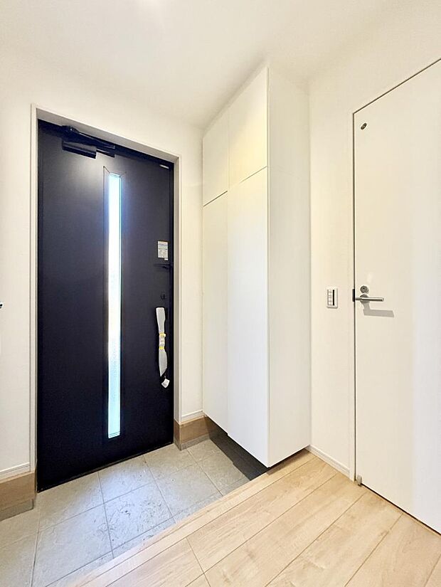 【玄関】■ 家族やゲストをやさしく迎える、心地よい空間