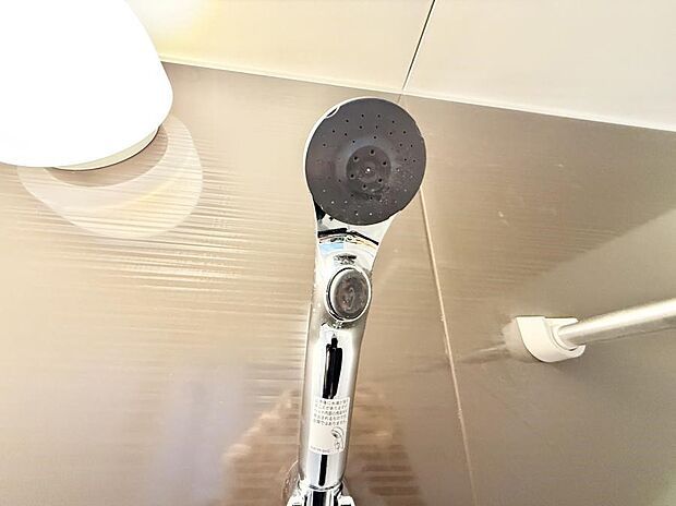 【止水シャワーヘッド】■手元で簡単に止水できるため、水の無駄遣いを減らすことができます。