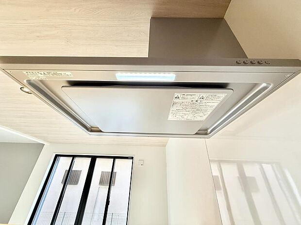 【レンジフード】■調理時の蒸気や匂いが換気扇に誘導され、効率的に排煙ができます。