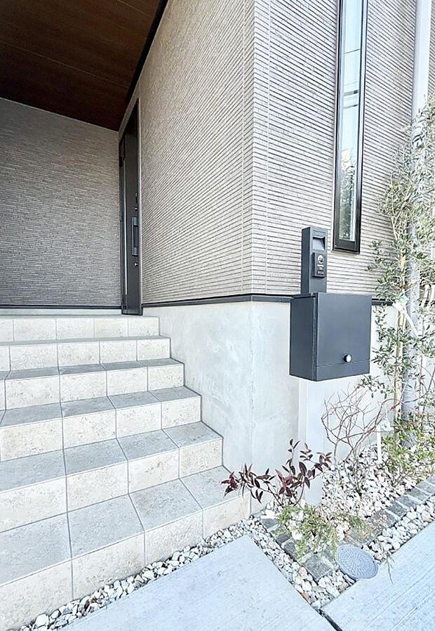 【玄関】■ 帰るたびにホッとする、安心感のある佇まい