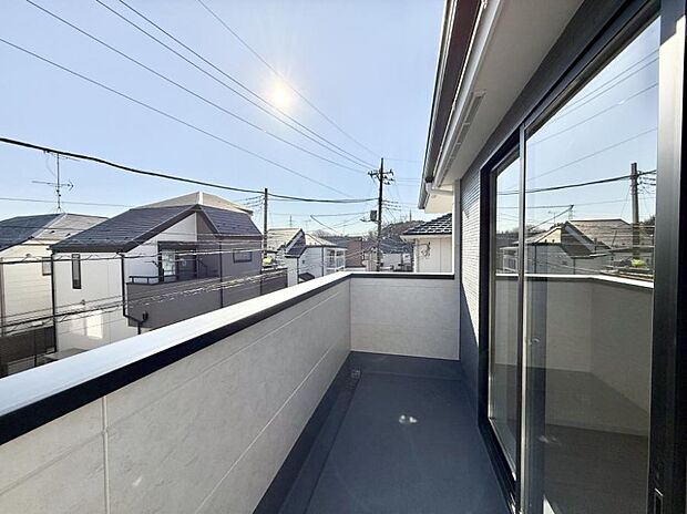 【バルコニー】■ 季節の移ろいを感じられる開放的な空間です