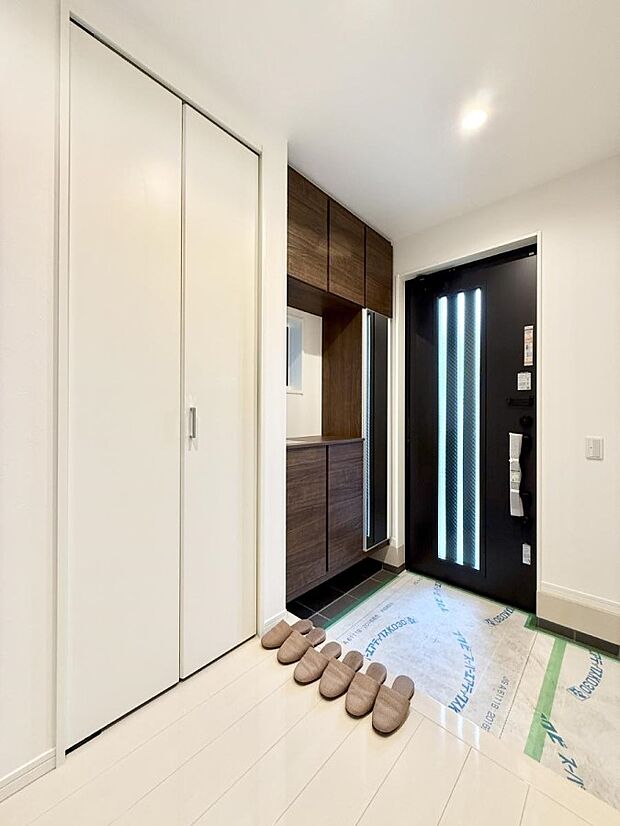 【玄関】■ 家族やゲストをやさしく迎える、心地よい空間